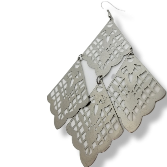 VINTAGE LIGHTWEIGHT SILVERTONE ARTICULATED OPEN DESIGN STATEMENT DROP EARRINGS - Picture 5 of 5